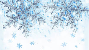 柔和藍色和白色色調的玻璃上的霜雪雪花