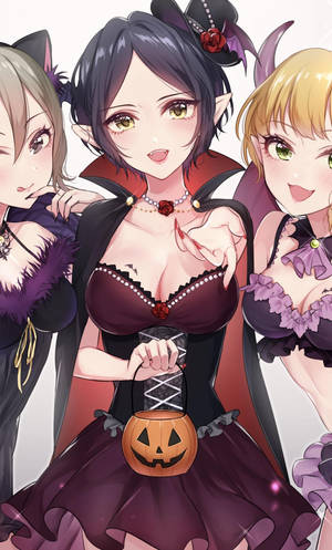 三個動漫女孩穿著萬聖節服裝，拿著一個傑克南瓜燈。
