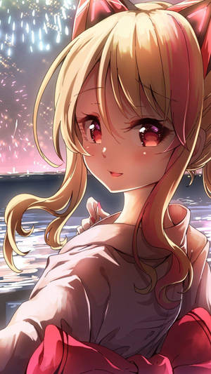 有貓耳的動漫女孩在夜晚水面上的煙花下微笑。