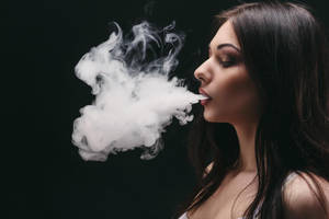 女性在黑色背景上呼出濃厚蒸氣。 — 煙霧動畫 壁紙