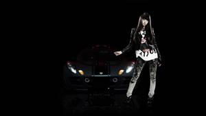 身穿黑色皮褸的女性，夜晚站在一輛發光的黑色跑車旁邊。 — 美學女孩 壁紙