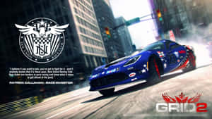 在賽車遊戲Grid 2中，藍色賽車在城市街道上漂移。
