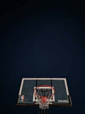 星空下的籃球框，帶有 Spalding 和 NBA 標誌。 — 3:4 壁紙