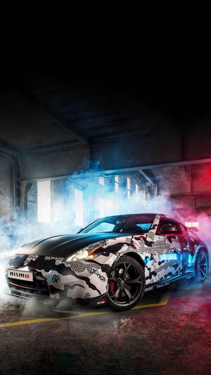 迷彩日產GT-R Nismo在煙霧車庫中漂移，伴有霓虹燈。 — 酷車 壁紙
