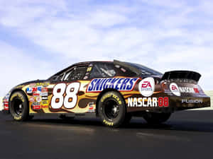 帶有Snickers品牌的NASCAR賽車88號在賽道上