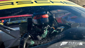喺Forza Motorsport 7比賽期間，雪覆蓋嘅保時捷中嘅賽車手。