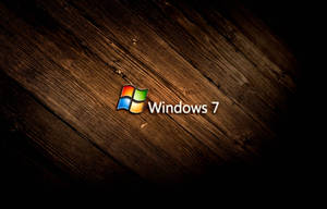 溫暖燈光下深色木板背景上的 Windows 7 標誌