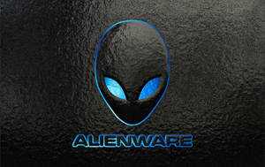 Alienware標誌，帶有發光的藍色眼睛，位於黑色紋理背景上。