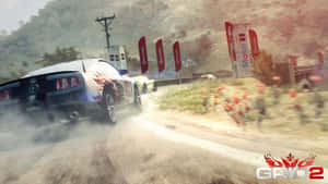 賽事期間，藍色拉力賽車在泥濘森林道路上飄移。