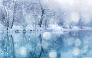 積雪的樹木倒映在平靜的冬日河流中，伴隨著柔和發光的燈光。