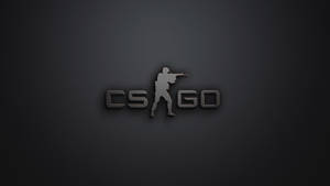 CS GO標誌，帶有持步槍的士兵剪影，深色背景