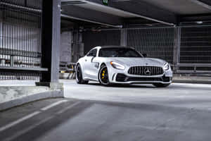 白色Mercedes-AMG GT跑車停泊在工業地下停車場。
