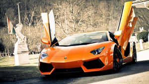 橙色林寶堅尼Aventador，車門打開，停在陽光明媚的庭院中一座石像旁邊。