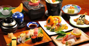 優雅的日本懷石料理，壽司、刺身和天婦羅放在木製和陶瓷盤子上。