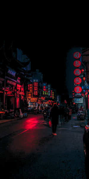 一個人在夜晚走過一條被紅色霓虹招牌照亮的黑暗小巷。 — 天空美學 壁紙
