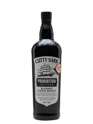 黑色 Cutty Sark 威士忌酒瓶，帶有船隻標籤和禁酒令版文字。