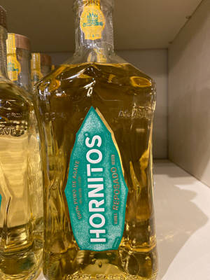 商店貨架上嘅Hornitos Reposado龍舌蘭酒瓶。