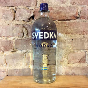 Svedka伏特加酒樽喺木上，背景係磚牆