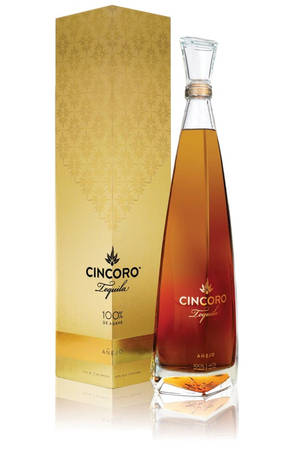 Cincoro Añejo龍舌蘭酒瓶和金色包裝盒，白色背景。