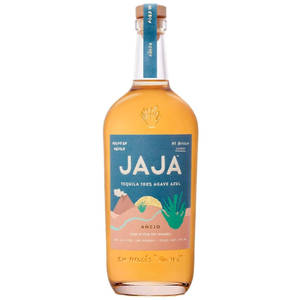 一瓶Jaja Añejo龍舌蘭酒，標籤上有沙漠插圖。