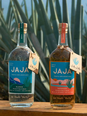 兩瓶Jaja龍舌蘭酒blanco和reposado放在木頭上，後面有龍舌蘭植物。