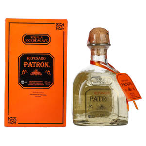 白色背景上的Patron Reposado龍舌蘭酒瓶和橙色盒子。