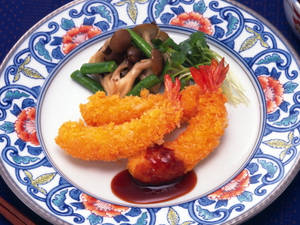 酥脆的蝦天婦羅配蔬菜，放在裝飾盤上。 — 美食 壁紙