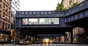 黃昏時分城市街道上的鋼製高架火車橋，下方有行人和汽車。 — 紐約市 壁紙