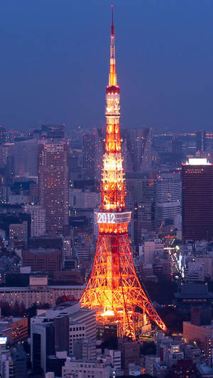 夜晚的東京鐵塔，背景是城市燈光 — 日本 壁紙
