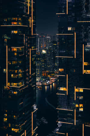 密集城市中水道周圍的摩天大樓夜景。 — 小米Pad 9 Pro 壁紙
