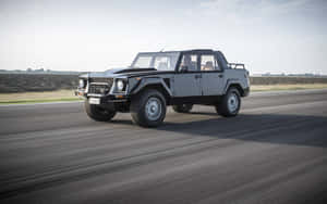 銀色林寶堅尼 LM002 SUV 在高速公路上以模糊動態奔馳。