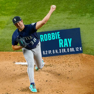 棒球投手 Robbie Ray 在顯示比賽統計數據的棒球場上投球中。