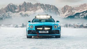 藍色賓利 Bentayga 雪地性能車停放在白雪覆蓋的高山景觀中。