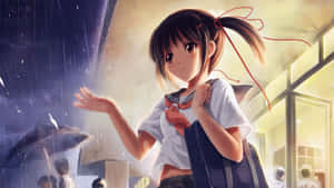 動漫女孩穿著校服在溫暖的路燈下伸手入雨中。