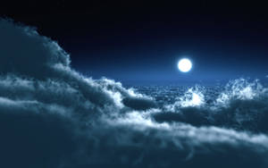月光穿過雲層，照耀在夜晚平靜的海洋上。 — 月色夜空 壁紙