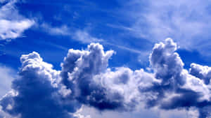 晴朗日子裡，密集的白雲在鮮明的藍天上飄移。 — 藍天 壁紙
