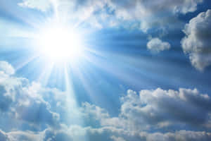 太陽在藍天中穿過白雲明亮地照耀。 — 太陽 壁紙