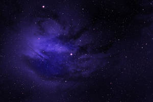 夜空中與星辰一同閃耀的廣闊紫色星雲。