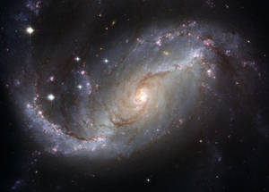 一個在深空中帶有發光臂和明亮恆星的螺旋星系。 — 銀河系 壁紙