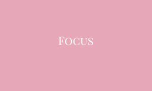 粉紅色背景上的白色文字「focus」。