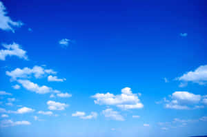 晴朗藍天，白雲散佈 — 藍天 壁紙