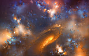 一個螺旋星系發出橙色和藍色的光芒，被宇宙雲層和星星環繞。 — 銀河 壁紙