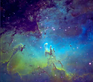 充滿活力的宇宙星雲，在深空中帶有發光的柱狀物和星場。 — 銀河系 壁紙