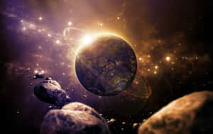 一顆帶有光環和古老符號的發光行星，在小行星和恆星之間於宇宙暮色中運行。 — 銀河 壁紙
