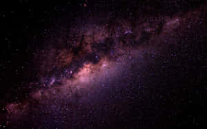 銀河系在夜空中閃耀著紫色和粉紅色的星雲。 — 銀河系 壁紙