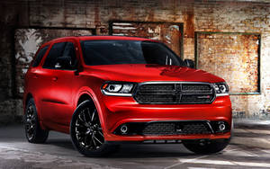 紅色Dodge Durango SUV停放在工業磚砌倉庫中。 — 汽車 壁紙