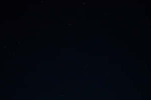 繁星點點的夜空，在黑暗背景下有無數星星。