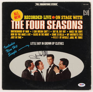 Four Seasons 樂隊成員身穿燕尾服在復古專輯封面上微笑。