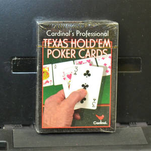 密封的Texas Hold'em撲克牌包裝，手拿著牌。