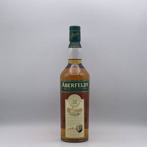 Aberfeldy 12 年單一麥芽威士忌酒瓶，白色背景